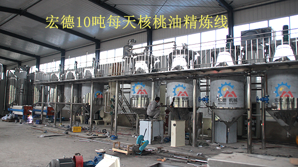 <a href=http://m.ynminiapp.cn/chanpin target=_blank class=infotextkey>精煉設(shè)備</a>安裝現(xiàn)場